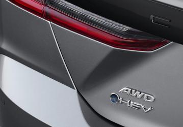 Toyota отказалась от фирменного логотипа на автомобилях, оснащённых гибридными силовыми агрегатами