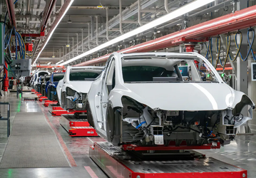 Всё ради ускорения производства: работники Tesla сообщают о взрывах, кровавых травмах и «атаке» робота на фабрике в Техасе