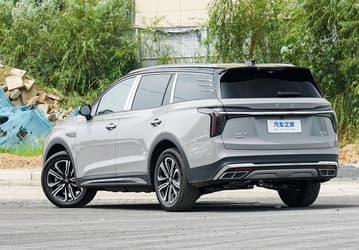Премиальный «китаец», превосходящий Toyota Land Cruiser 300. В Россию привезли партию Hongqi HS7