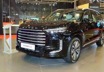 Представлен обновленный Exeed VX для России. Он получил 8-ступенчатый «автомат» Aisin, полный привод, 261-сильный мотор и три экрана