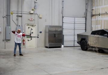 «Боже мой. Её разнесло на части», — в Tesla Cybertruck стреляли из лука и из Tommy Gun