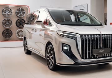 Люксовый аналог Toyota Alphard начали продавать в России. Названа стоимость просторного минивэна Hongqi HQ9