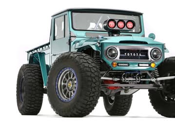 Представлен совершенно дикий Toyota Land Cruiser FJ45. Он получил огромные метровые шины, 700-сильный мотор от болида NASCAR и гусеницу