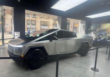 Четыре года спустя: автомобили Tesla Cybertruck уже доставляются в магазины