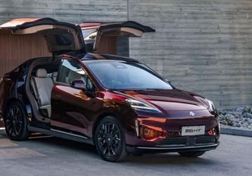 Альтернатива Tesla Model Y. Представлен GAC Aion Hyper HT с дверями типа «крыло чайки», богатым оснащением и приличным запасом хода