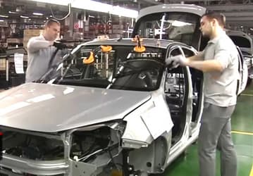 На работу АвтоВАЗа повлияла непогода. Фуры с комплектующими с трудом прорвались сквозь снежный плен