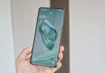 OnePlus 12 и его рекордный экран показали на живых фото за неделю до премьеры смартфона