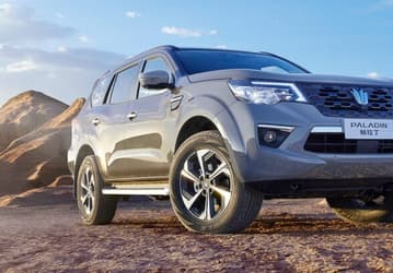 До России добрался аналог Land Cruiser Prado от Nissan. У Nissan Paladin 2,0-литровый мотор от Mitsubishi, 8-ступенчатый «автомат» и полный привод