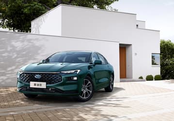 Берегись, Toyota Camry. Представлен гибридный Ford Mondeo: 255 л.с., расход 3,8 л / 100 км и богатое оснащение с 27-дюймовым экраном