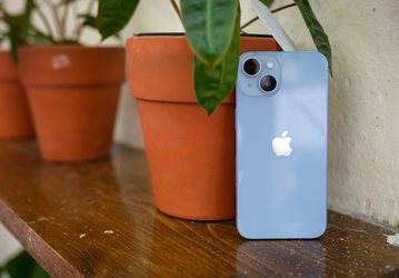 Базовый iPhone 14 с «классической чёлкой» заметно подешевел в России
