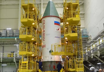 Последние приготовления к старту «Прогресса МС-25» на МКС: накатка головного обтекателя