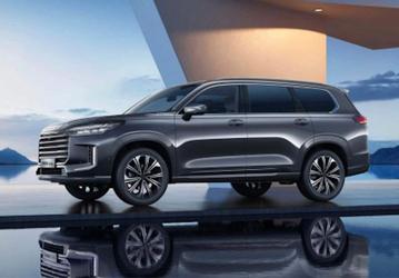 Доплата за новый салон с тремя экранами и 8-ступенчатый «автомат» — 1,5 млн рублей. Названа стоимость нового Exeed VX в России