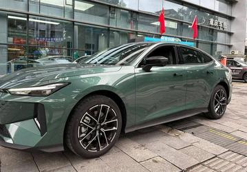 Представлен Changan Qiyuan A06: этот 215-сильный лифтбэк способен проехать 1160 км на баке бензина и запитать дом электричеством, а цена – ниже 20 тыс. долларов