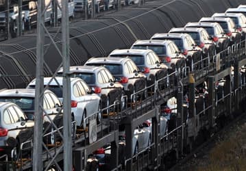 Всё из-за нехватки автовозов: машины в России предлагают доставлять «от двери до двери» по железной дороге