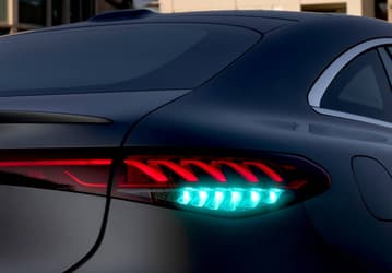Mercedes-Benz первой в мире оснастила свои машины бирюзовыми габаритными огнями. И в этом большой смысл