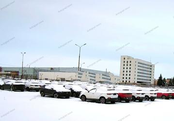 Крупная партия новых кроссоверов Lada прибыла с нового завода в Санкт-Петербурге к дилеру в Тольятти