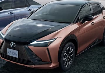 204 л.с., запас хода 600 км и все те же опции, что есть у Lexus RZ 450e. Представлен Lexus RZ 300e