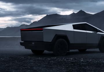 Tesla Cyberbeast уничтожил своего главного конкурента, GMC Hummer EV, в заезде на четверть мили