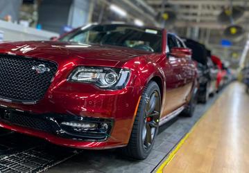 Прощай, легенда. Собран последний Chrysler 300C — это был один из самых ярких представителей классических американских седанов
