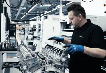 В Mercedes-AMG показали ручную сборку двигателей для Pagani: это доверяют всего двум специалистам