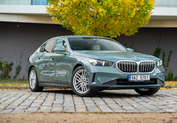 В России начались продажи новых BMW 5-Series. Доступны бензиновые и дизельные версии с задним и полным приводом