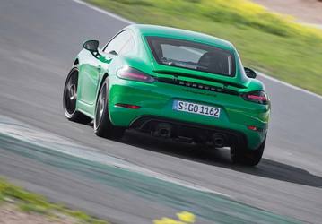 Эти Porsche отзывают по необычной причине: заднее антикрыло может выдвигаться слишком высоко и перекрывать стоп-сигнал