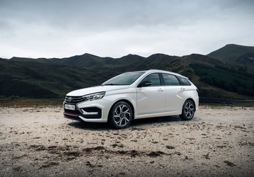 Дилеры тайком получили новейшие универсалы Lada Vesta Sportline. Их перевозят в закрытых полуприцепах