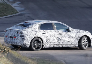 Это новейший Mercedes C-Class. Автомобиль уже проходит испытания