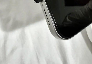 Кабель USB-C загорелся при зарядке iPhone 15 Pro Max