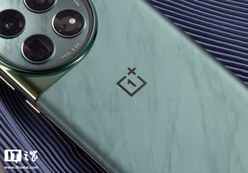 «Часовой дизайн» блока камеры и рисунок, напоминающий мрамор. Живые фото OnePlus 12 сразу после премьеры