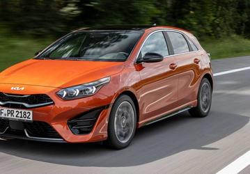Очень популярный у россиян хетчбэк Kia Ceed заметно подорожал. Названа актуальная стоимость машин с 6-ступенчатым «автоматом» и 1,6-литровым мотором