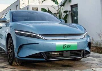 Проехать 500 тыс. км за три года — и получить новый автомобиль. BYD подарила новенький New Han EV Champion Edition китайцу, который «живет в дороге»
