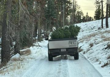 Tesla Cybertruck, уничтожающий всех по прямой, застрял на небольшом холме. Его вытащил Ford