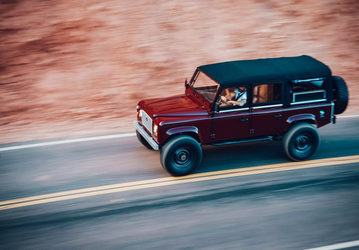 Land Rover Defender на базе Jeep Wrangler получил мотор LT1 V8 и кузов с кевларовым покрытием