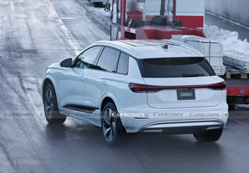 Это Audi Q6 e-tron 2025. Три разных автомобиля показали вживую