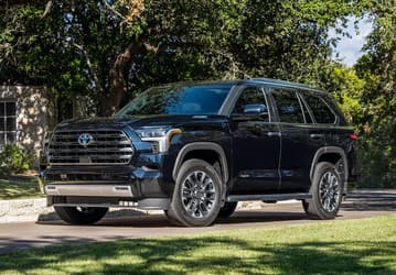 Платформа Land Cruiser 300, просторный салон, 437 л.с. и 10-ступенчатый «автомат». У российских дилеров появилась Toyota Sequoia — и с гарантией
