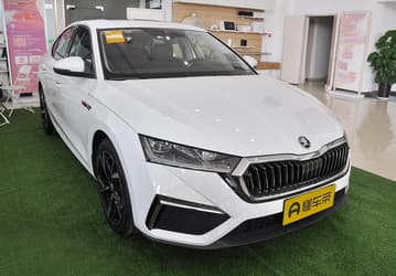 В России появились 150-сильные лифтбэки Skoda Octavia — в топовой комплектации, но без гарантии