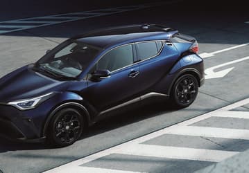 Продавцы из разных городов России предлагают кроссовер Toyota C-HR 2023. Можно выбрать из трёх версий, есть и с полным приводом