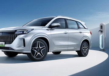 Гибридный кроссовер Dongfeng Fengon E5 начнут собирать в России под брендом Evolute. У него 5 или 7 мест, 177 л.с., запас хода 1150 км и медиасистема с ОС Huawei