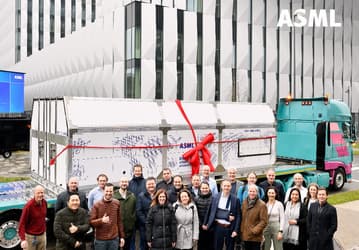 250 ящиков, включая 13 больших контейнеров. ASML начала поставки новейших 2-нм систем литографии компании Intel