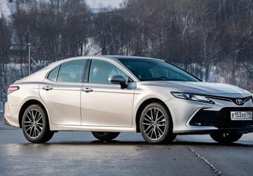В России подешевели седаны Toyota Camry, поставляемые из Японии. Цена снизилась на 500 тыс. рублей