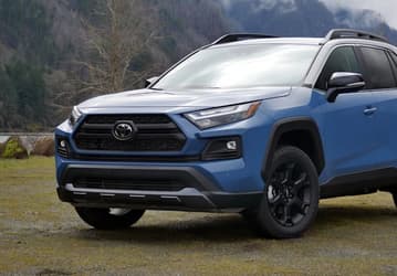 Молодые выбирают Toyota Camry, а более старшие поколения больше любят RAV4. Опубликован список самых продаваемых авто по возрастным группам