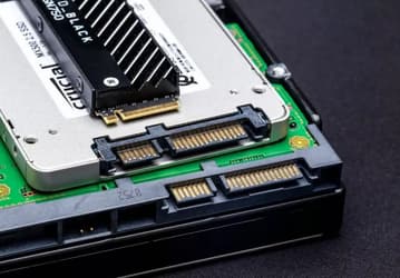 SSD надёжнее HDD, согласно статистике компании Backblaze, которая занимается хранением данных