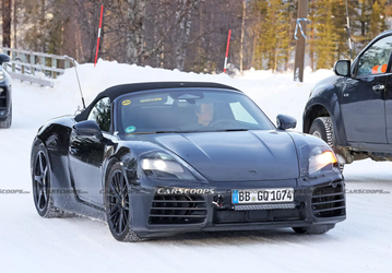 Это Porsche Boxster 2025 с двумя багажниками. Новый электромобиль впервые засняли вживую