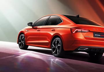 В Россию едет невиданная тут ранее Skoda Octavia Pro. Машина длиннее обычной, у неё многорычажка сзади и очень богатое оснащение
