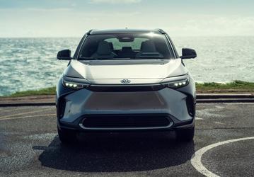 В России начали продавать новейший кроссовер Toyota bZ4X. Габариты — как у RAV4, внутри простор — как в Camry, а что с ценой?