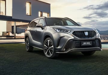 В России начали продавать большой 7-местный кроссовер Toyota Crown Kluger. Сколько просят за переименованный Higlander?