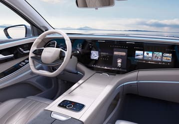Новый Exeed VX скопировал салон у Mercedes-Benz и получил огромную панель с тремя экранами