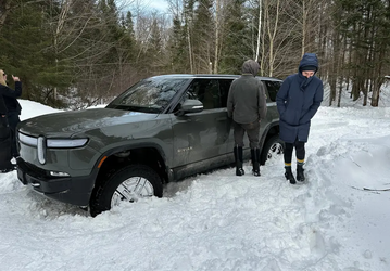 Покупатель ждал свой Rivian R1S три года, а он поломался за два дня. Эвакуатор обошёлся в 2100 долларов