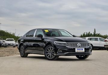 В Россию привезли большой флагманский седан Volkswagen Phideon. Сколько за него просят?